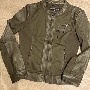 Very nice tailored army green jacket